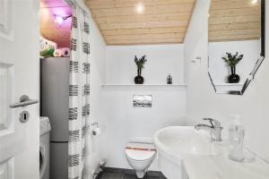 een witte badkamer met een wastafel en een toilet bij 433-Thisted-Tunvej-20 in Thisted +20 foto's
