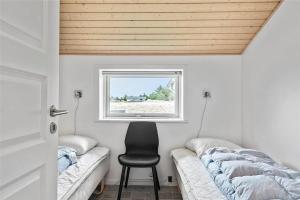 een kleine kamer met 2 bedden en een stoel bij 433-Thisted-Tunvej-20 in Thisted