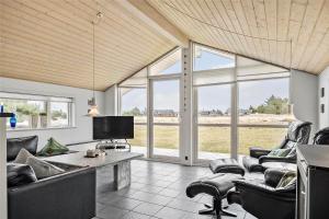 een woonkamer met banken, een tv en ramen bij 433-Thisted-Tunvej-20 in Thisted