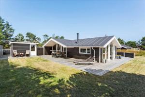 een huis met een groot terras in de achtertuin bij 433-Thisted-Tunvej-20 in Thisted