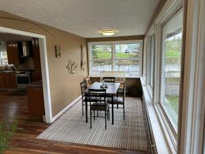 Khu vực ghế ngồi tại Bear Mountain View 4BR Home- Only 25 Min from Anchorage, Great Central location ,- 5 star property