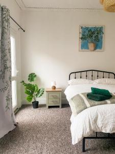 ein Schlafzimmer mit einem Bett und einer Topfpflanze in der Unterkunft Cozy home in Kings Lynn + 6 Fotos