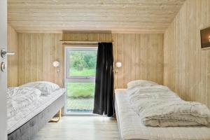 deux lits dans une chambre avec fenêtre dans l'établissement 970-Thisted-Klitstien-47, à Torsted 23 autres photos
