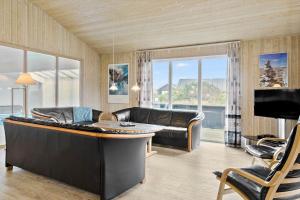 un salon avec un canapé et une table dans l'établissement 970-Thisted-Klitstien-47, à Torsted