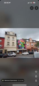 een uitzicht op een stad met auto's geparkeerd op een straat bij Résidence de la libération in Schifflange +6 foto's