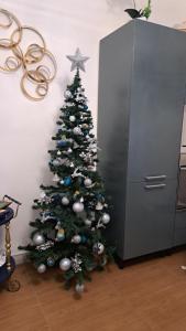 Neben einem Büroschrank steht ein Weihnachtsbaum. in der Unterkunft La Perla Di Caserta in Caserta + 19 Fotos