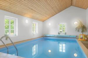 een zwembad in een huis met een houten plafond bij 100-Thisted-Kapelvej-1 in Thisted