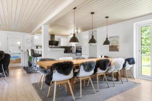 een keuken en eetkamer met een houten tafel en stoelen bij 100-Thisted-Kapelvej-1 in Thisted