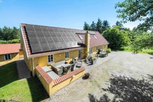 een uitzicht op een huis met een zonnedak bij 100-Thisted-Kapelvej-1 in Thisted