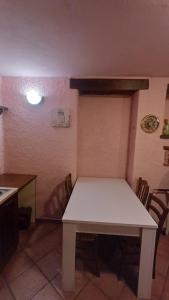 eine Küche mit einem weißen Tisch im Zimmer in der Unterkunft La Tavernetta in Ponte della Venturina + 13 Fotos