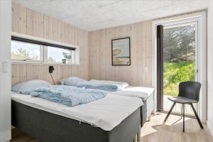 2 letti in una camera con sedia e finestra di 171-Thisted-Molgaardsvej-71 a Thisted