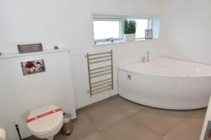 un bagno bianco con vasca e WC di 171-Thisted-Molgaardsvej-71 a Thisted Altre 15 foto