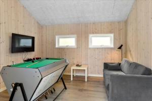 un soggiorno con un tavolo da biliardo e un divano di 171-Thisted-Molgaardsvej-71 a Thisted