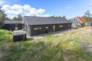 una casa nera sul fianco di una collina di 171-Thisted-Molgaardsvej-71 a Thisted