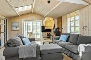 un soggiorno con 2 divani e un divano di 788-Thisted-Blamunkevej-46 a Thisted