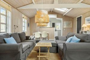 un soggiorno con un divano e un tavolo di 788-Thisted-Blamunkevej-46 a Thisted