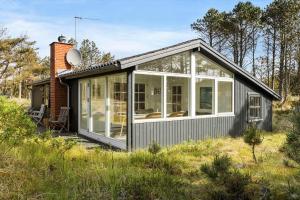 una piccola casa con una veranda su un campo di 788-Thisted-Blamunkevej-46 a Thisted