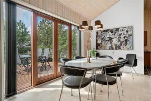 una sala da pranzo con tavolo e sedie di 748-Thisted-Blamunkevej-65 a Thisted