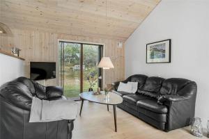 un soggiorno con due divani in pelle e un tavolo di 748-Thisted-Blamunkevej-65 a Thisted
