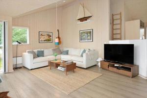 een woonkamer met twee banken en een flatscreen-tv bij 170-Thisted-Sotungevej-2 in Thisted