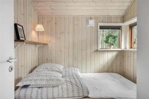 una camera da letto con un letto in una stanza con una finestra di 748-Thisted-Blamunkevej-65 a Thisted