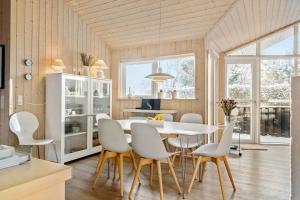 een eetkamer met een witte tafel en stoelen bij 170-Thisted-Sotungevej-2 in Thisted