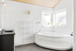 een witte badkamer met een bad en een wastafel bij 170-Thisted-Sotungevej-2 in Thisted +17 foto's