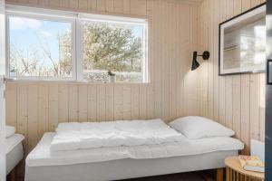 een wit bed in een kamer met een raam bij 170-Thisted-Sotungevej-2 in Thisted
