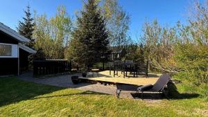 een achtertuin met een tafel, een bank en een tafel bij 170-Thisted-Sotungevej-2 in Thisted