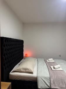 En eller flere senge i et værelse på Apartman 22