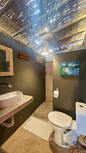 Et badeværelse på Casa Saravá na Pousada Ziriguidüm