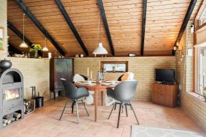 Et tv og/eller underholdning på 510-Thisted-Egebaksandevej-10 + 9 billeder