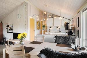 een keuken en een woonkamer met een tafel en een eetkamer bij 802-Thisted-Pighvarvej-22 in Thisted