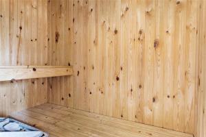 een houten lambrisering van een sauna bij 802-Thisted-Pighvarvej-22 in Thisted