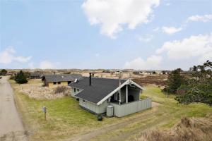 een huis met een zonnedak op een veld bij 802-Thisted-Pighvarvej-22 in Thisted +13 foto's