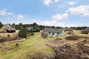 een luchtfoto van een huis in een veld bij 802-Thisted-Pighvarvej-22 in Thisted