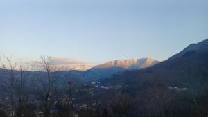 Blick auf ein Tal mit Bergen im Hintergrund in der Unterkunft La Tavernetta in Ponte della Venturina