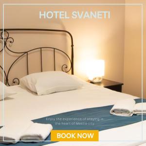 een hemelbed in een hotelkamer bij Hotel Svaneti in Mestia