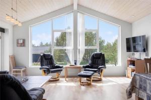 un soggiorno con 2 sedie e una TV di 618-Thisted-Fiskervej-82 a Thisted