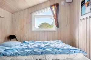 un letto in una stanza con una finestra di 618-Thisted-Fiskervej-82 a Thisted