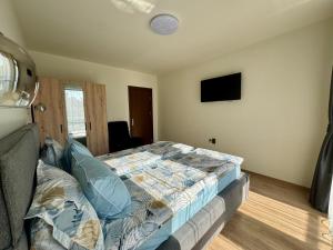 Postel nebo postele na pokoji v ubytování The Golden spot Modern Central Apartment with Garage and Balcony, Quiet Location