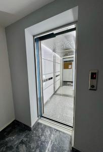 ein Spiegel in einem Raum mit Flur in der Unterkunft The Golden spot Modern Central Apartment with Garage and Balcony, Quiet Location in Yambol