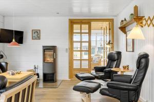 un soggiorno con sedie nere e camino di 895-Thisted-Kuttervej-5 a Thisted