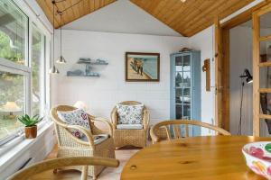 una sala da pranzo con tavolo e sedie di 895-Thisted-Kuttervej-5 a Thisted