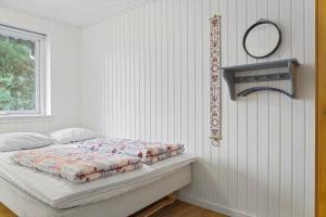 un letto in una stanza bianca con una finestra di 895-Thisted-Kuttervej-5 a Thisted
