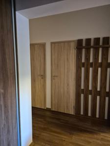 a room with three wooden cabinets in a room at Apartman Lúčky-Rea in Belá