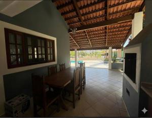 a kitchen and dining room with a table and chairs at Pôr do Sol - Atibaia in Atibaia