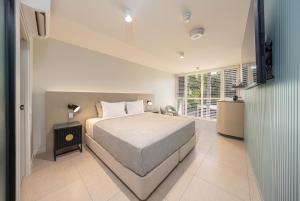 una camera da letto con un letto e una televisione di Picnic Bay Hotel a Picnic Bay