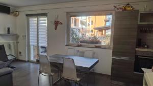 a kitchen and dining room with a table and chairs at GS Valtellina con giardino privato in Morbegno