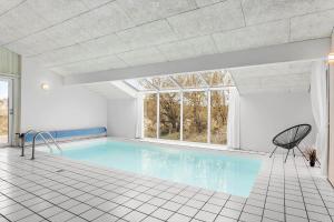- une piscine dans une chambre avec fenêtre dans l'établissement 975-Thisted-Klitstien-45, à Torsted